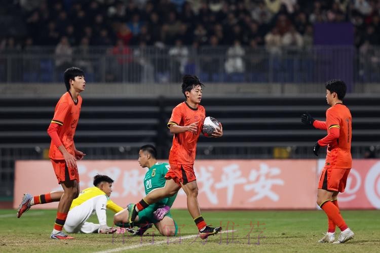 赵松源独进六球 中国队12比0战胜文莱队 赵松源独进六球 中国队12比0战胜文莱队